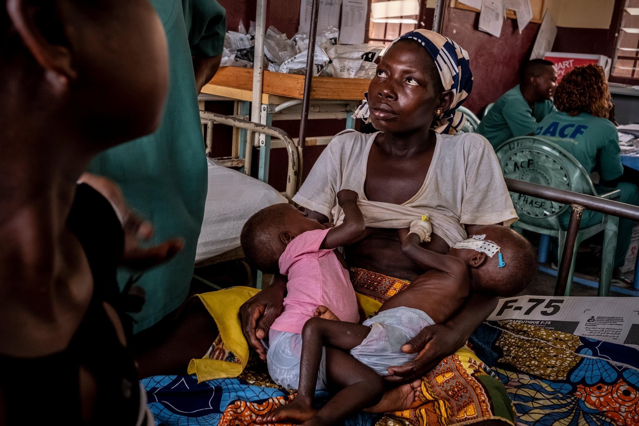 Hoi thoi va day tieng khoc trong vien nhi duy nhat o Trung Phi hinh anh