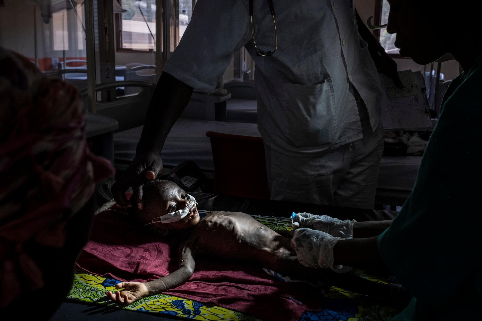 tre em bi anh huong boi chien tranh anh 12