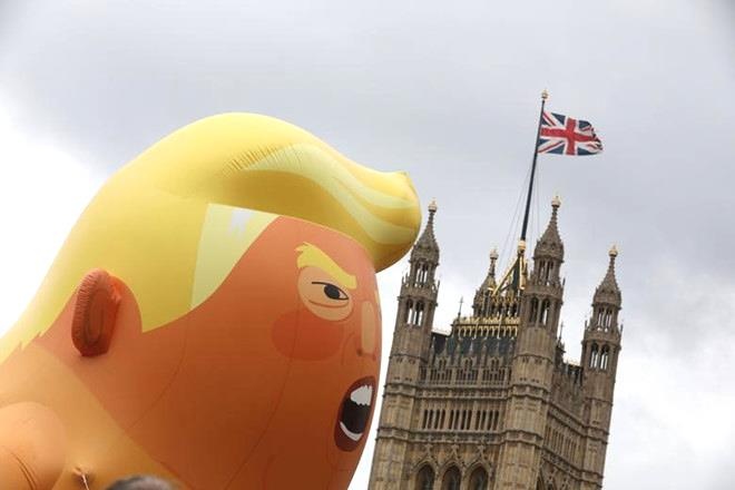 Nguoi bieu tinh mang bong bay 'em be Trump' don tong thong My tham Anh hinh anh