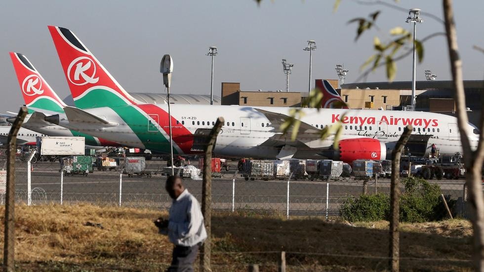 Mot nguoi roi khoi may bay xuong vuon nha dan o Anh hinh anh