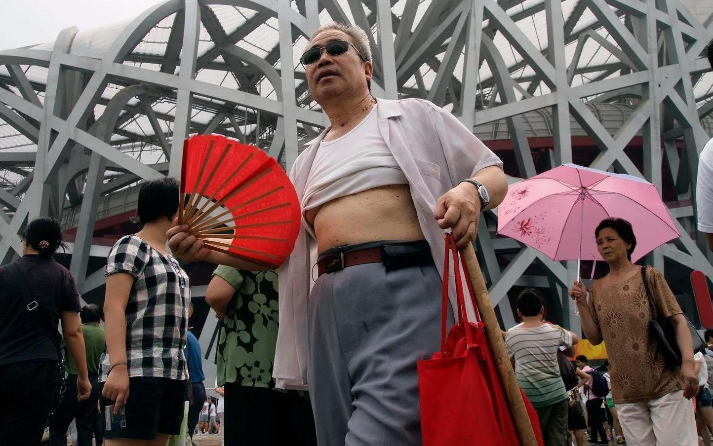 'Bikini Bac Kinh' ngap pho o Trung Quoc, chong choi cai nong mua he hinh anh