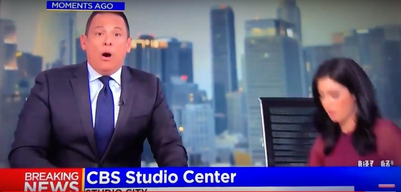 MC truyen hinh truc tiep chui xuong gam ban vi dong dat manh o My hinh anh