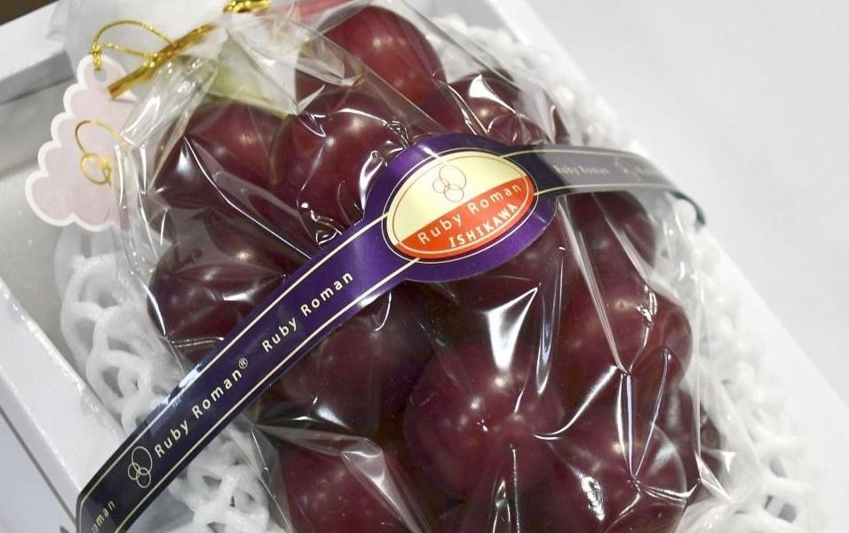 Chum nho do dat gia ky luc 11.000 USD tai Nhat Ban hinh anh