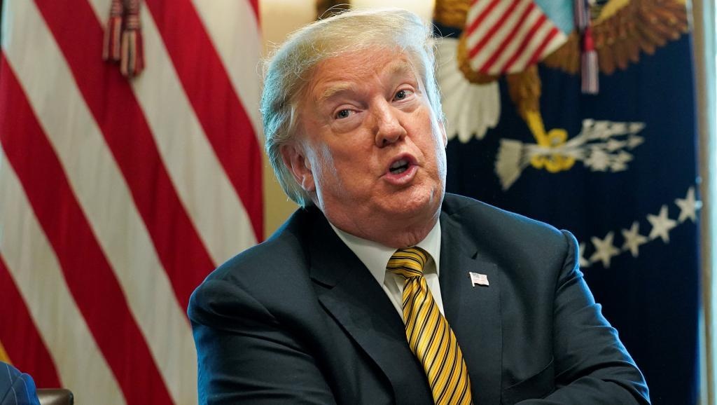 Video Tong thong Trump hon ma nu nhan vien gay tranh cai hinh anh