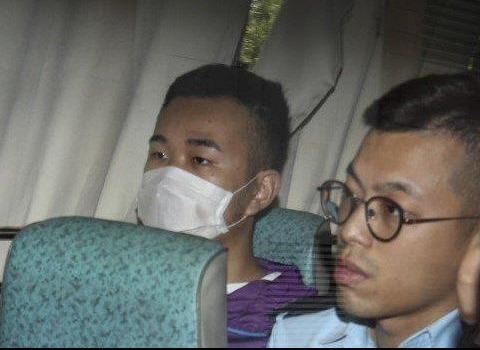 Nguoi bieu tinh Hong Kong hau toa vi can dut ngon tay canh sat hinh anh