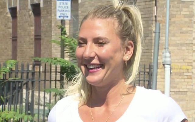 Bi dan ong la tut quan truoc mat khi chay bo, nguoi phu nu duoi theo hinh anh