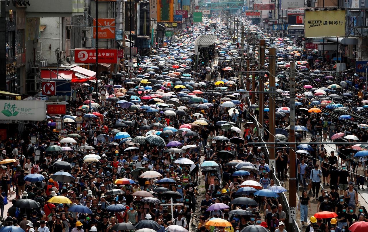 Bat chap lenh cam, hang nghin nguoi HK bieu tinh chong xa hoi den hinh anh