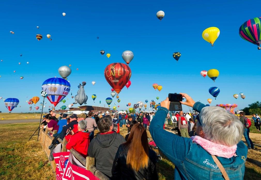 Hon 400 khinh khi cau dong loat 'cat canh' tai le hoi Phap hinh anh