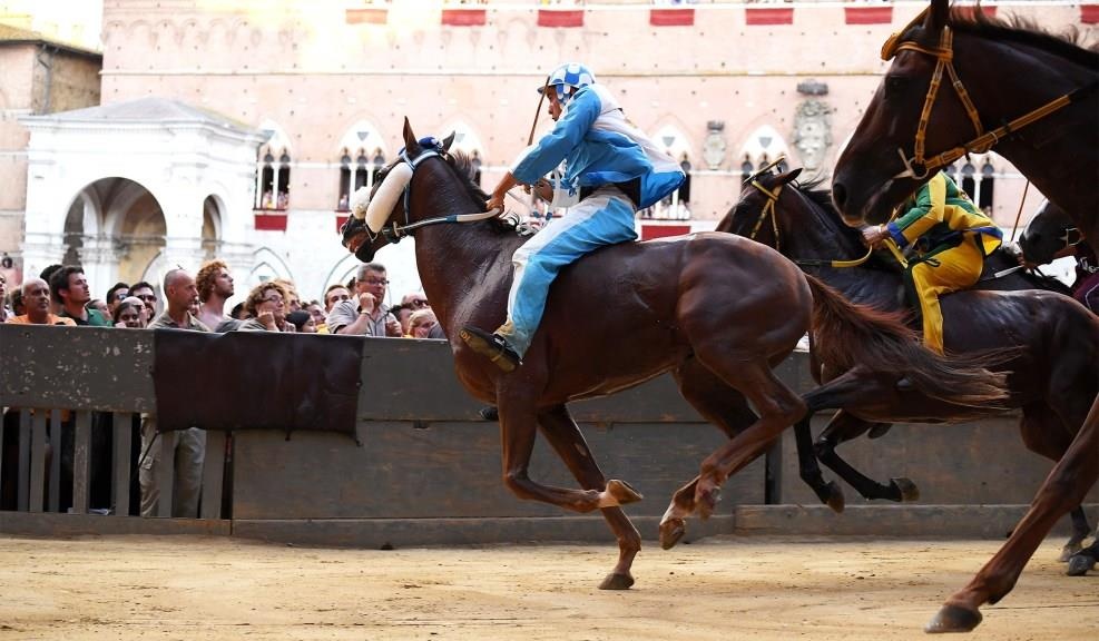 Cuoc dua o Italy, ngua roi ky si ve dich truoc van thang hinh anh