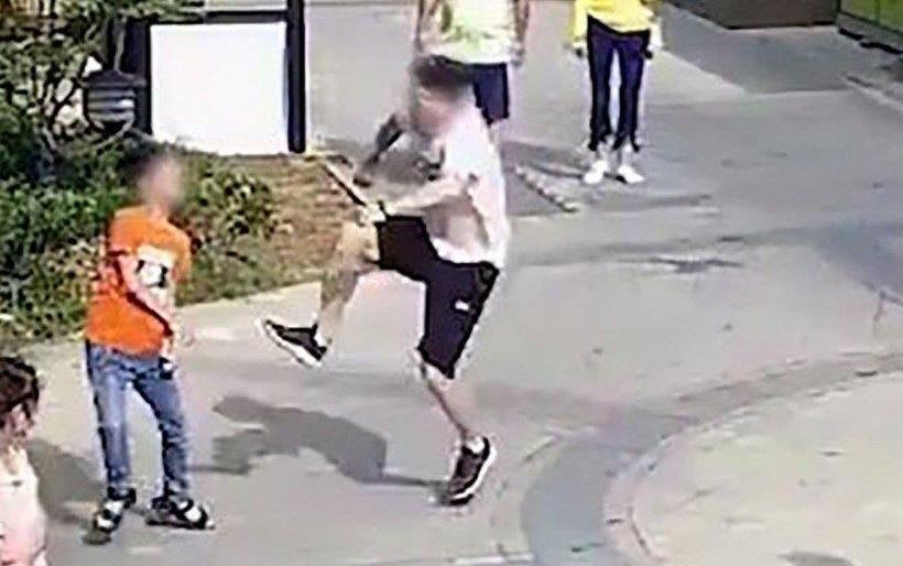 Nguoi dan ong Trung Quoc 'tung cuoc' danh guc cau be gay phan no hinh anh