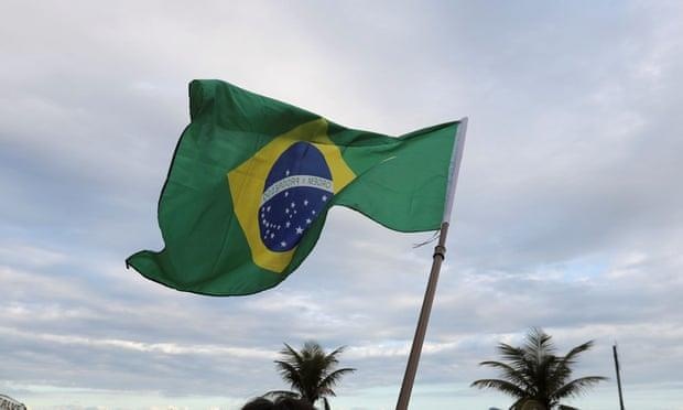 Thanh nien da den bi quat bang day cap o Brazil gay phan no hinh anh