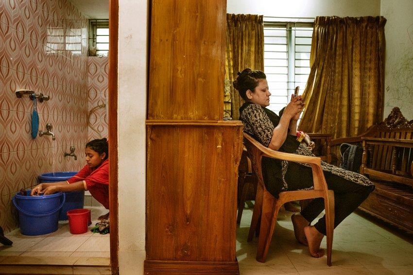 Lao dong tre em vat lon kiem song, bi doi xu nhu do vat o Bangladesh hinh anh