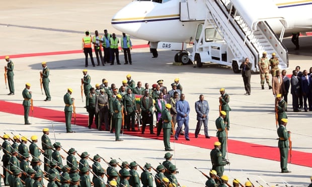 Linh cuu cuu tong thong Mugabe duoc dua tu Singapore ve Zimbabwe hinh anh