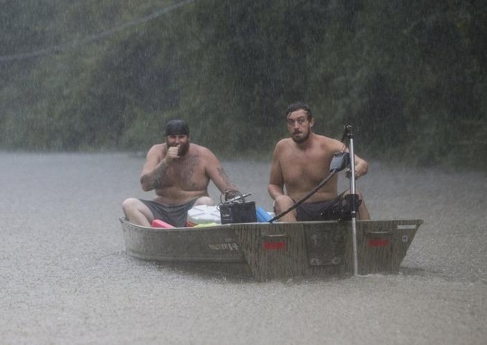 Dan Texas boi thuyen giua duong do bao Imelda do bo gay ngap lut hinh anh