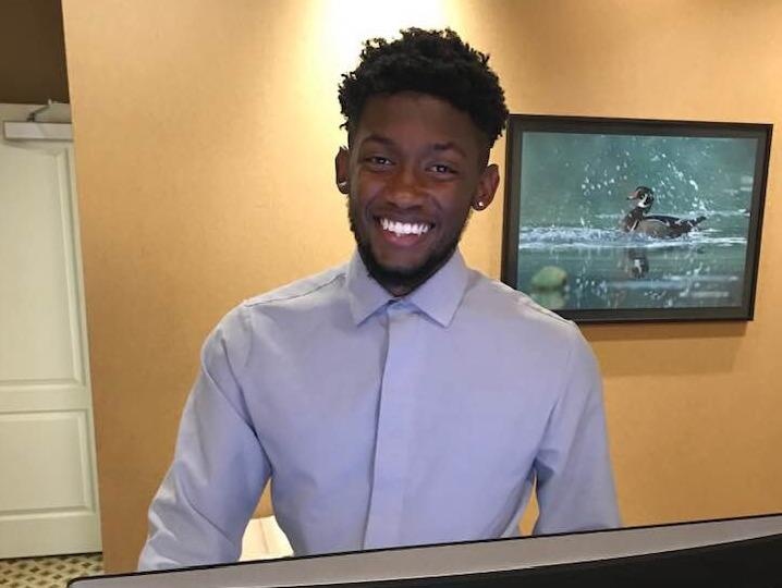 Nhan vien mot minh phuc vu 90 khach mac ket vi bao suot 32 gio hinh anh