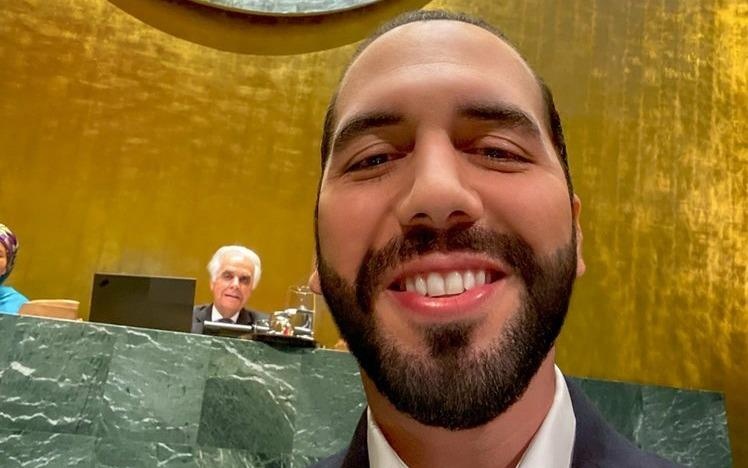 Lanh dao El Salvador chup anh selfie ngay tren buc phat bieu o LHQ hinh anh