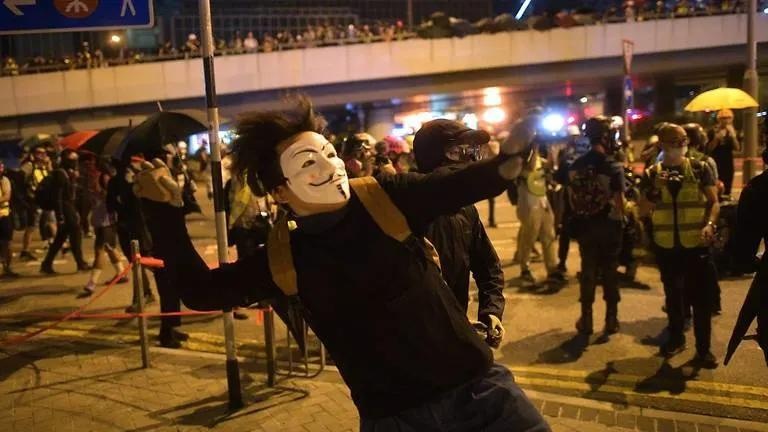 Canh sat Hong Kong dung hoi cay va voi rong giai tan nguoi bieu tinh hinh anh