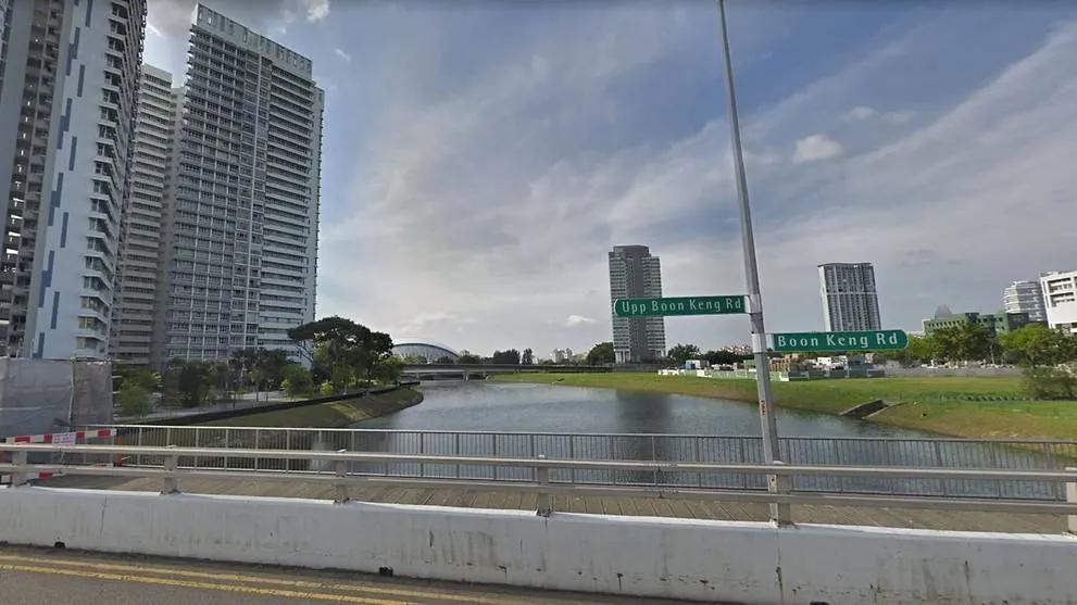 Lao cong o Singapore bi phat 1.600 USD vi nem quan tai xuong song hinh anh