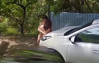 Google Maps chup duoc cap doi khoa than om nhau ben duong o Dai Loan hinh anh