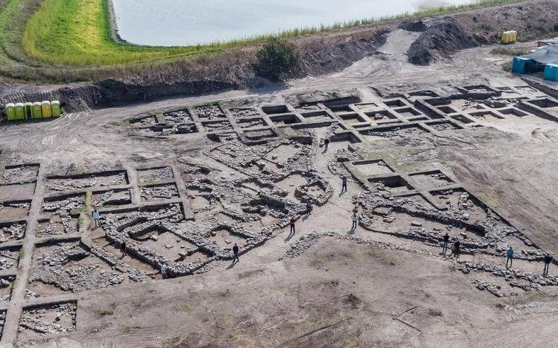 Israel phat hien thanh co lon nhat vung Can Dong voi ngoi den la hinh anh