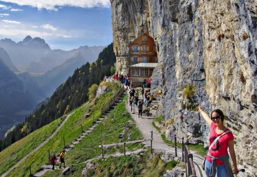 Nhung khach san cheo leo vach nui noi tieng tren the gioi hinh anh