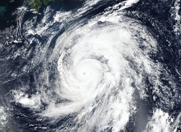 Sieu bao voi suc gio 270 km/h chuan bi do bo Nhat Ban hinh anh