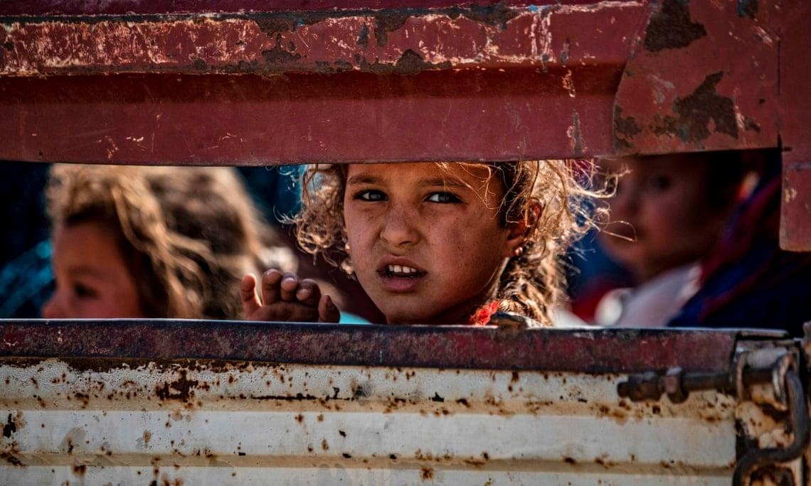 Tre em gao khoc theo cha me bo chay khoi dot tan cong cua Tho Nhi Ky hinh anh