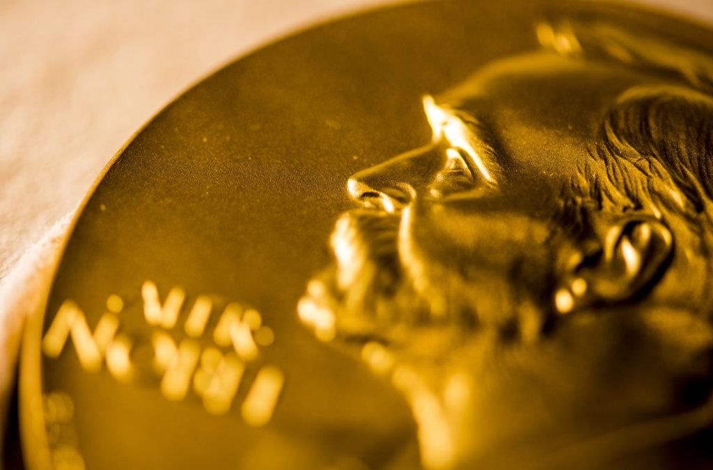 Nobel Kinh te 2019 vinh danh 3 nha khoa hoc giup 'xoa doi giam ngheo' hinh anh