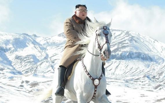 Ong Kim cuoi bach ma len nui thieng, the gioi sap co bat ngo hinh anh