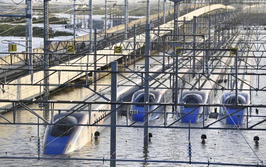 Tau dien 'boi' bat luc trong lu khien nguoi Nhat thuc tinh hinh anh