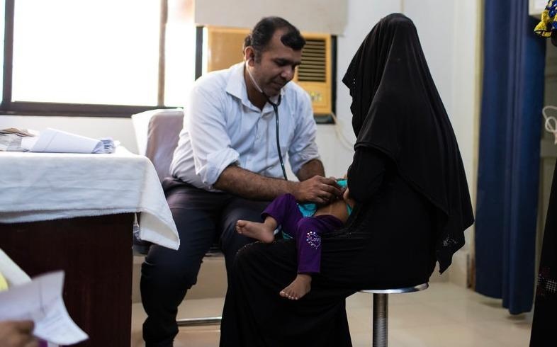 Gan 900 tre nhiem HIV o Pakistan, nghi do bac si dung lai ong tiem hinh anh