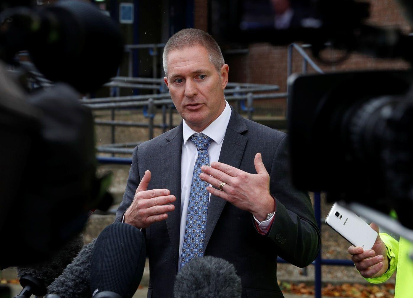 Canh sat phat hien 500 di vat trong xe cho 39 tu thi o Anh hinh anh