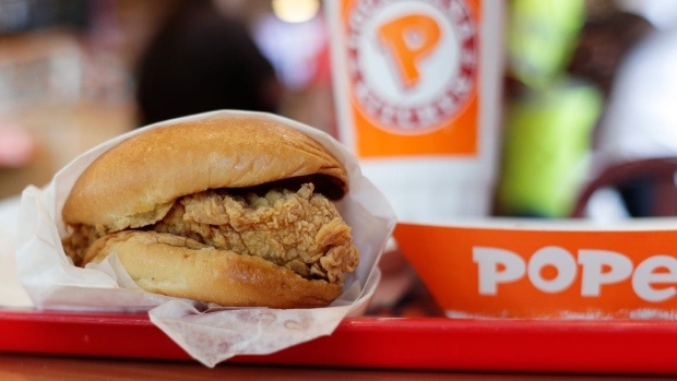 Bi dam chet vi chen lan xep hang mua sandwich ga o My hinh anh