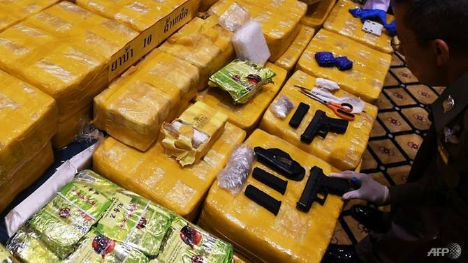 Doi dau canh sat, nghi pham ma tuy ban vo roi ban minh hinh anh