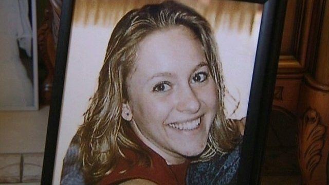 Nghi pham hiep dam nguy kich sau khi nuot thuoc doc tai toa o Phap hinh anh