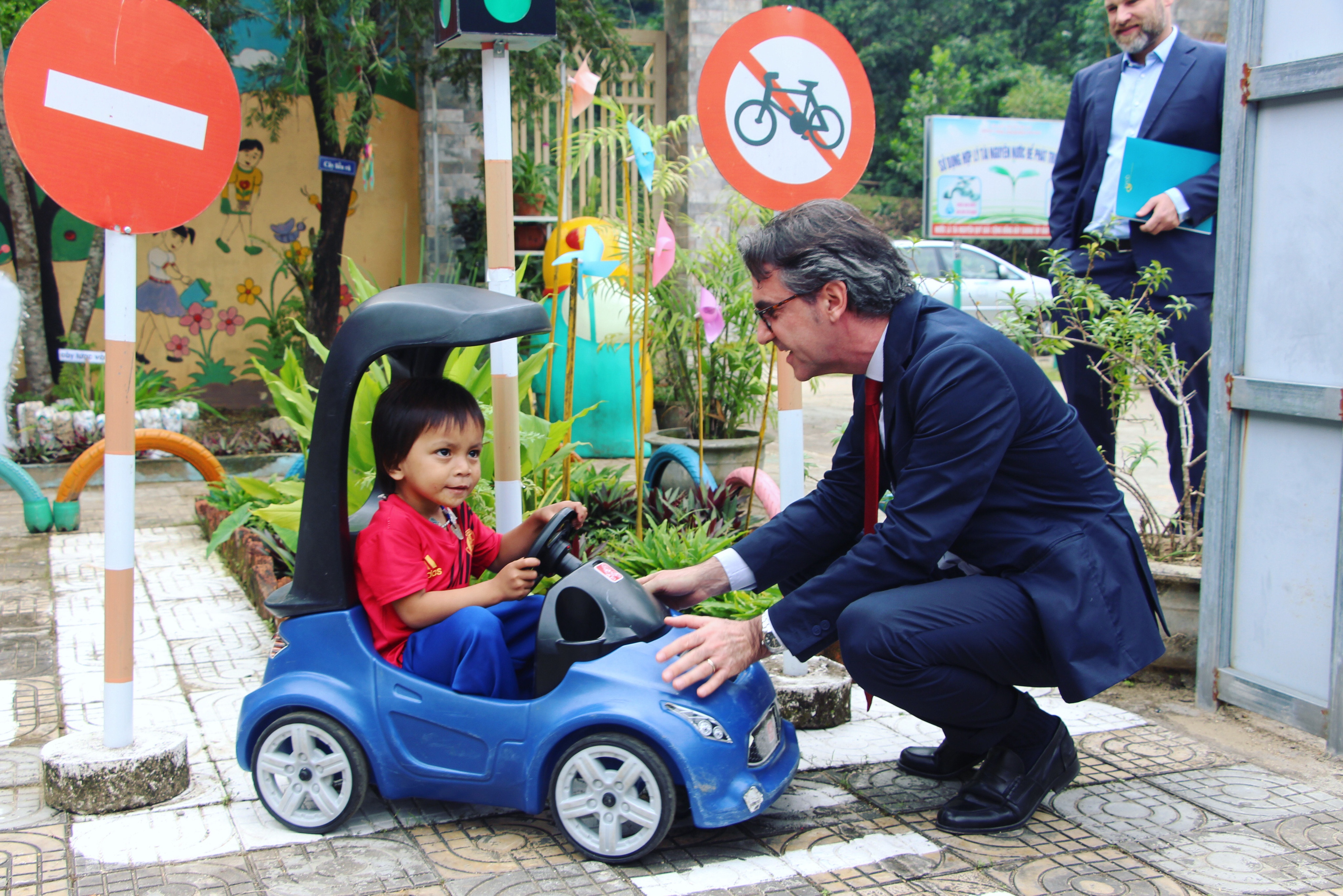 Dai su EU cung cac em nho Viet Nam 'choi ma hoc' ve binh dang gioi hinh anh