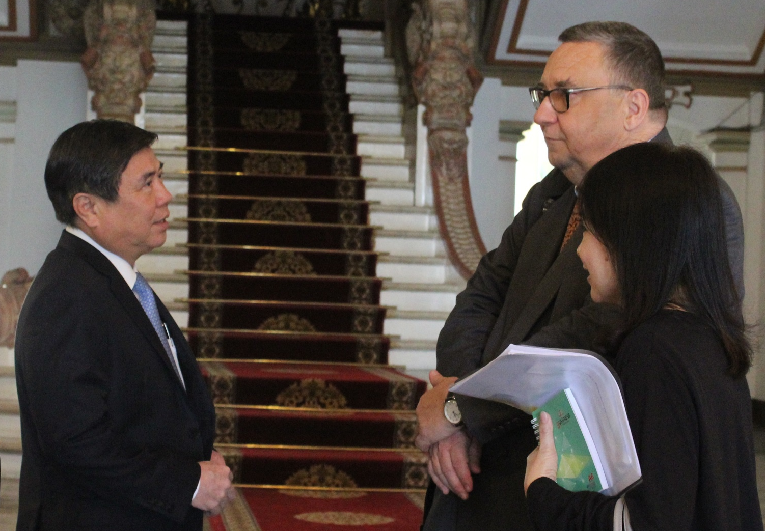 Chu tich UBND TP.HCM muon Phan Lan hop tac xu ly rac thai hinh anh