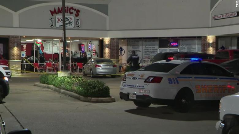 Tho cat toc o My bi ban vi cat toc hong cho con trai cua khach hinh anh