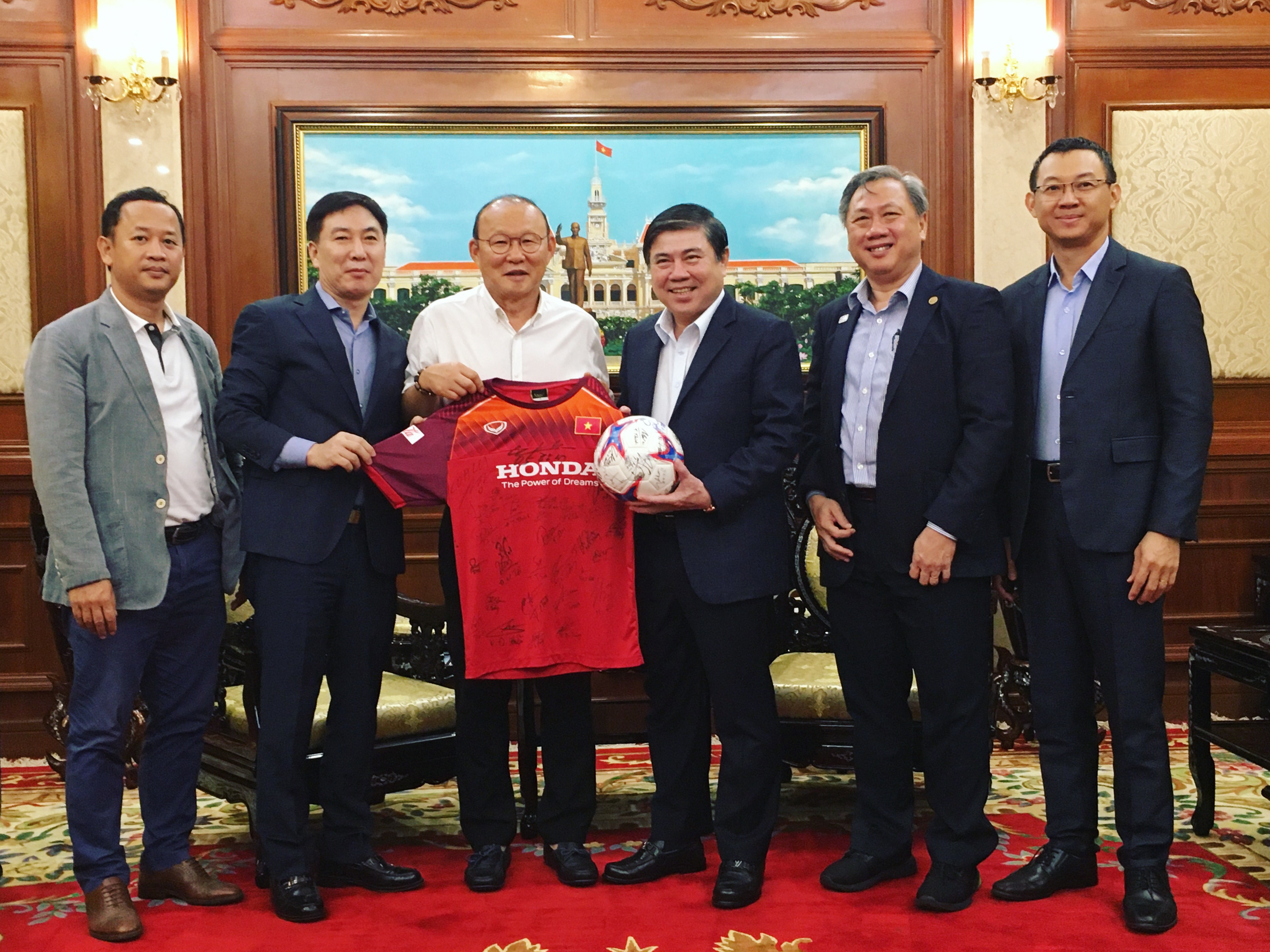 HLV Park: Cau thu VN ngoan hien, nhung tren san giong nhu nhung con ho hinh anh