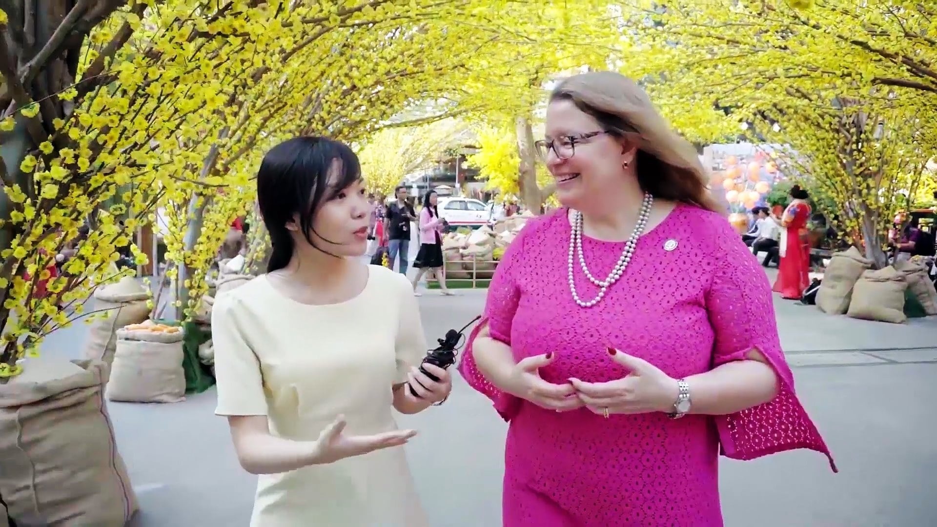 Tong lanh su My di cho Tet, doc tho chuc mung nam moi doc gia Zing.vn hinh anh