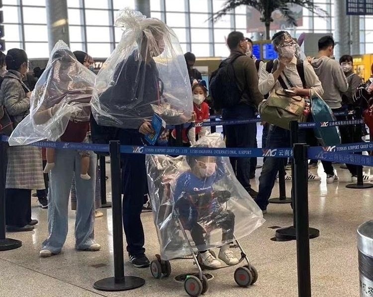 Khau trang 'chay hang', dan TQ dung du cach tranh nhiem virus corona hinh anh