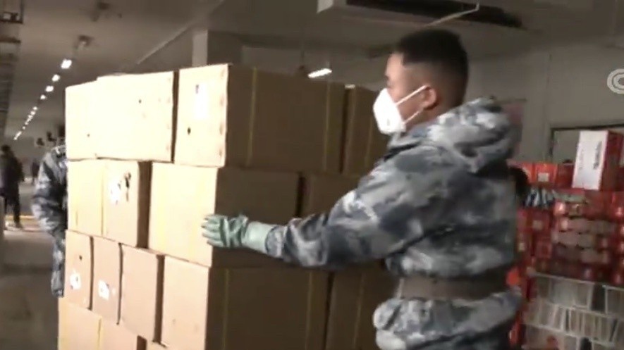 Vu Han huy dong quan doi phan phat nhu yeu pham cho nguoi dan hinh anh