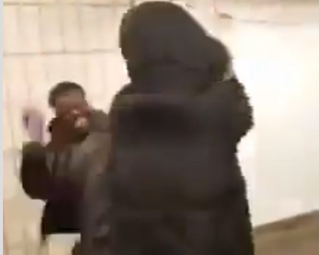 Phu nu TQ deo khau trang bi duoi danh va goi la 'con benh' o New York hinh anh