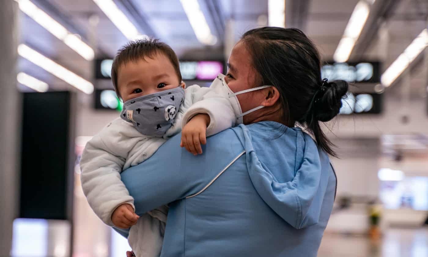 Be 30 gio tuoi nhiem virus corona, chuyen gia noi khong voi ket luan hinh anh