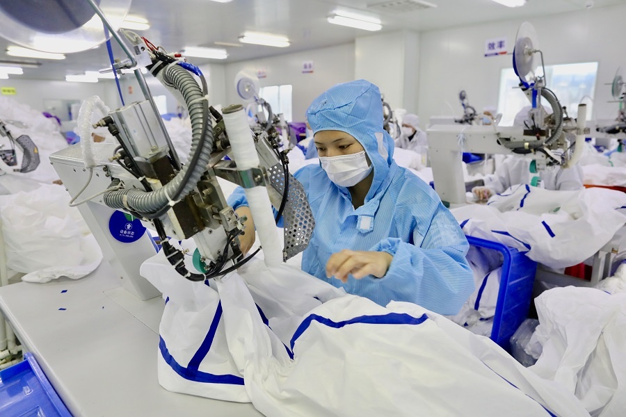 Ben trong cong xuong Vu Han san xuat ao bao ho thoi dich virus corona hinh anh