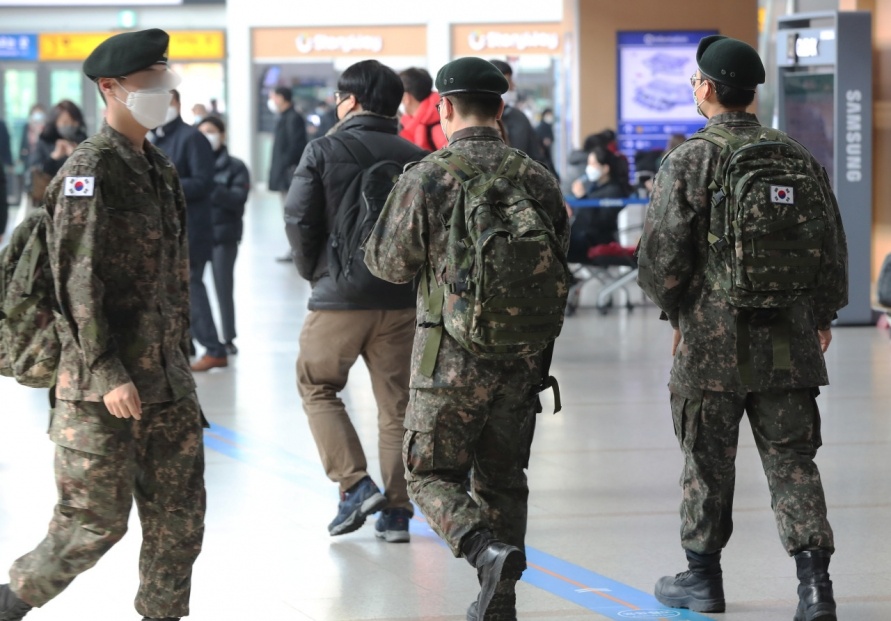 11 binh si nhiem virus corona, quan doi Han Quoc cach ly 7.700 nguoi hinh anh