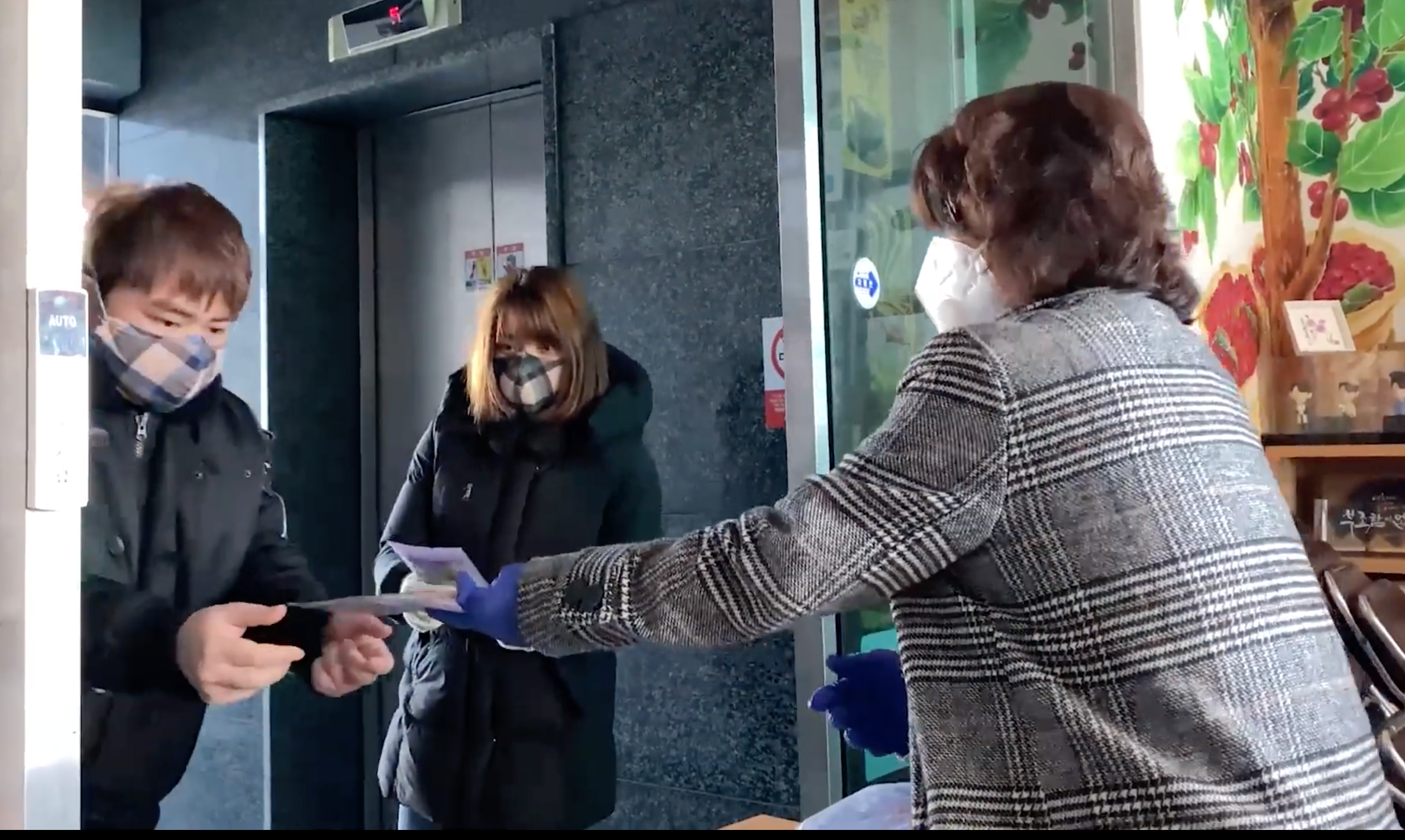 Nguoi Viet phat khau trang mien phi giua thanh pho tam dich o Han Quoc hinh anh