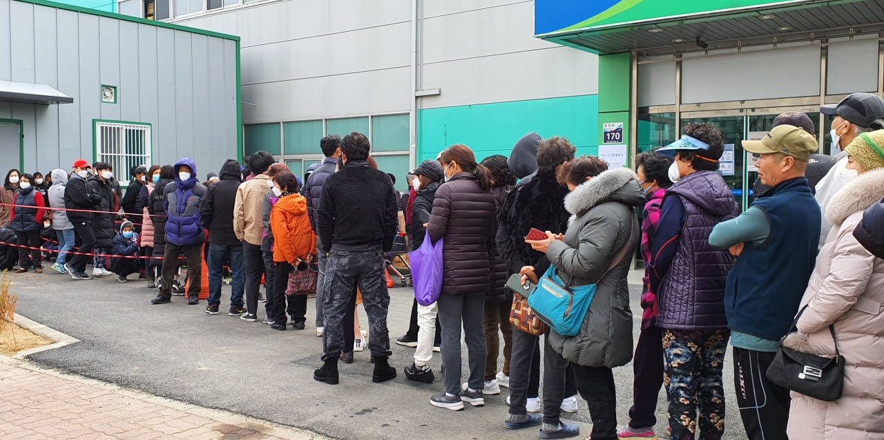 Benh nhan nhiem Covid-19 bi bat vi xep hang mua khau trang o Han Quoc hinh anh