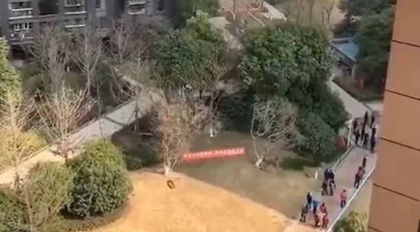 Quan chuc TQ thi sat khu dan cu, dan Vu Han het 'tat ca la gia' hinh anh