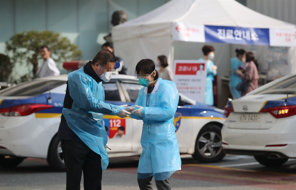 Benh nhan tu phai Tan Thien Dia hanh hung y ta, tron khoi benh vien hinh anh